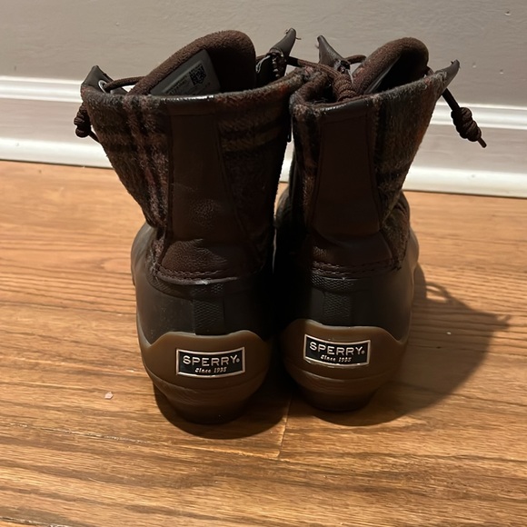 SPERRY Saltwater Duck-boot. STS83680
Size 9
Brown plaid- matte rubber boot - Picture 2 of 6